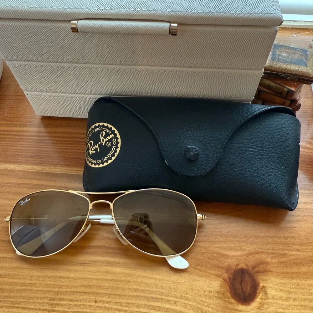 Ray-Ban Gold Aviator Women’s Sunglasses with Black Case